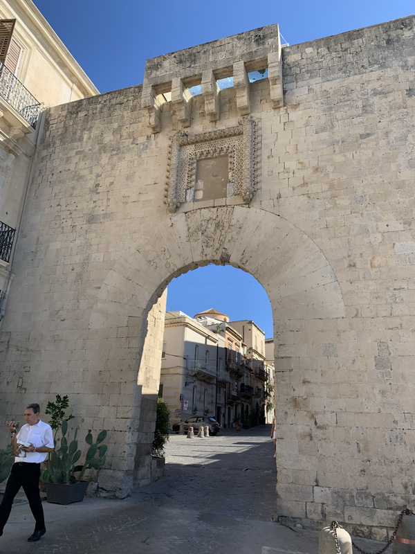 Porte d'entrée de la vielle ville  ( Ortygie )
