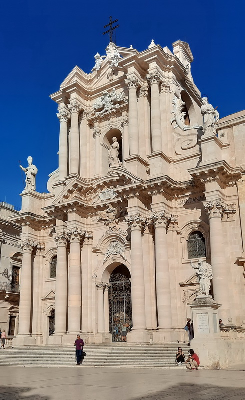 Le Duomo : façade baroque ...
