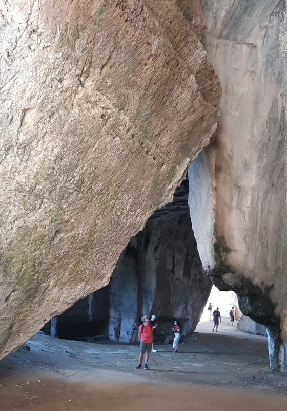 Les grottes de la Latonia. Les pierres extaites de cette carrière ont servi à construire Syracuse

