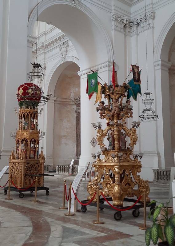 A l'intérieur, une collection de "candélabres"utiliséslors des processions
