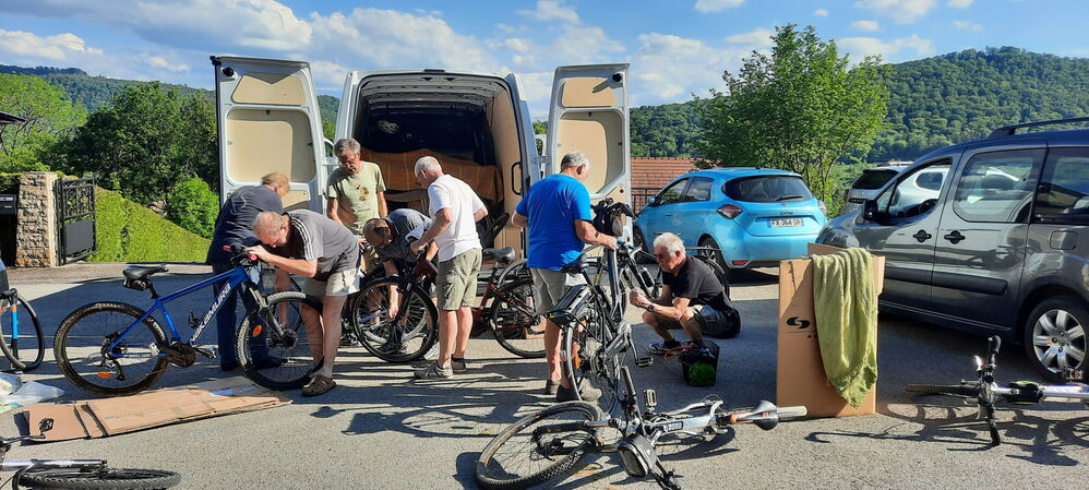 Il y avait eu beaucoup de travail le samedi pour faire entrer les 24 vélos dans le camion !!
