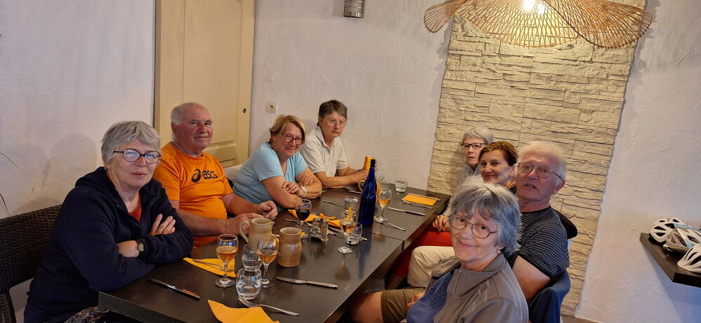 Repas du soir aux Stes. Maries dans un petit resto sympa
