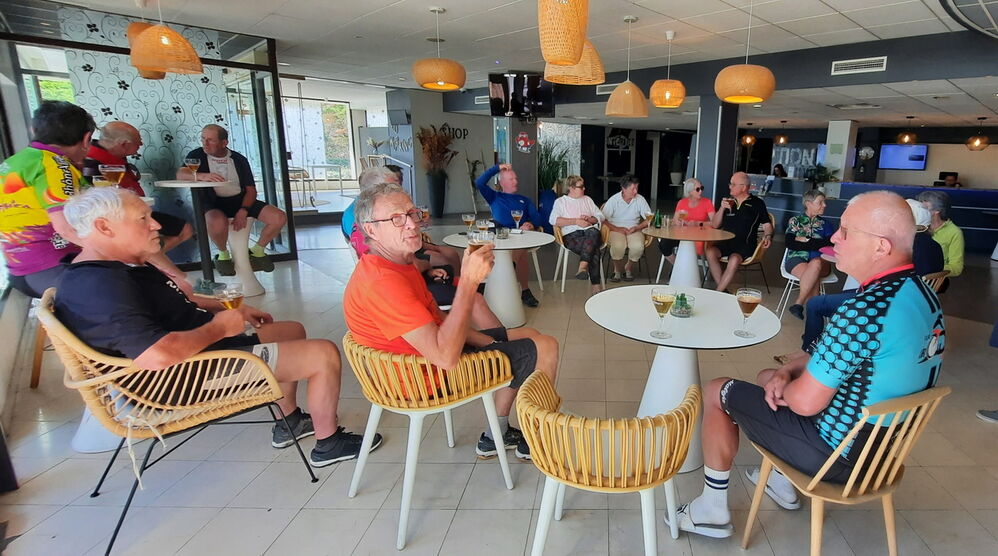 Arrivée à Arles:une bonne biere pour se réhydrater  avant de charger le camion
