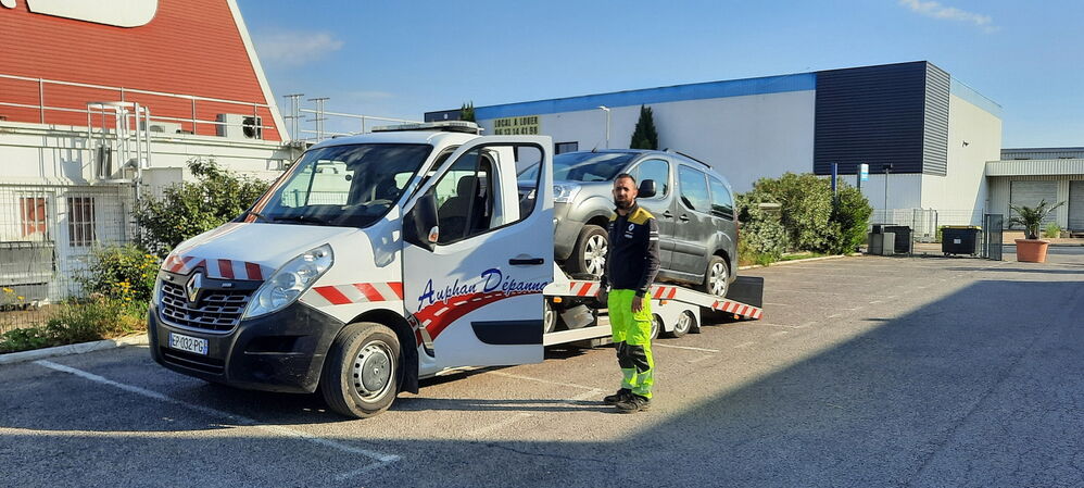 La voiture de Luc a besoin de quelques soins !!
