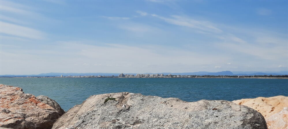 Au loin, la Grande Motte
