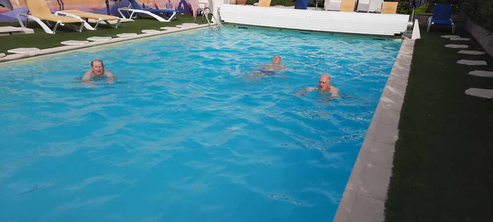 Certains préfèrent la piscine à la mer !!!
