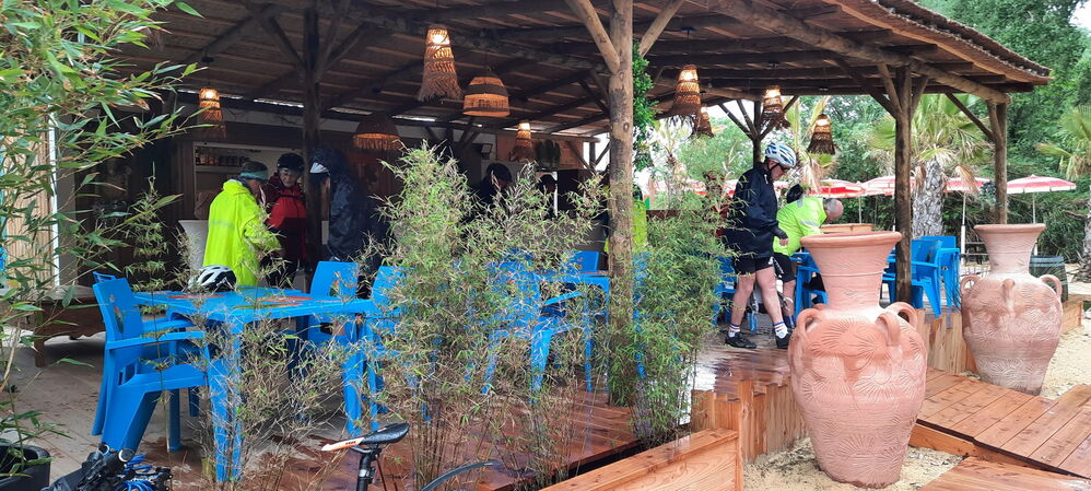 La pluie arrive.Une base nautique nous offre un abri pour midi
