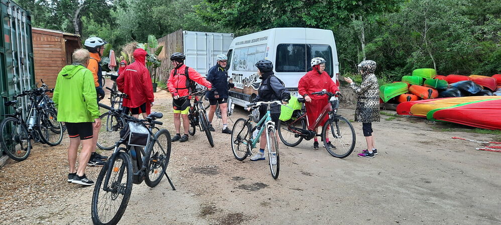 Départ sous la pluie

