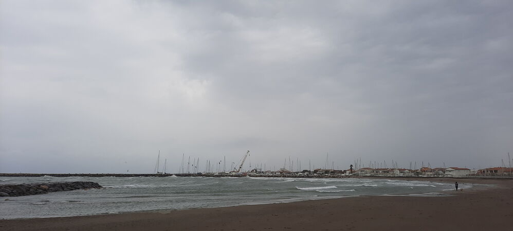 La mer est grise et agitée
