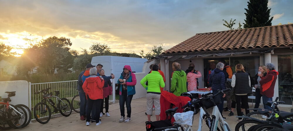 Nous passerons la soirée près de la piscine avec apéro,...
