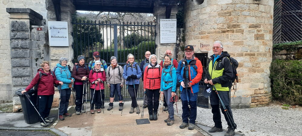 Au départ devant le château de Cléron
