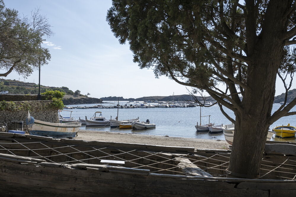 Deux touristes font un crochet par Port Ligat pour visiter la Casa Dali où le peintre vécut une cinquantaine d'années

