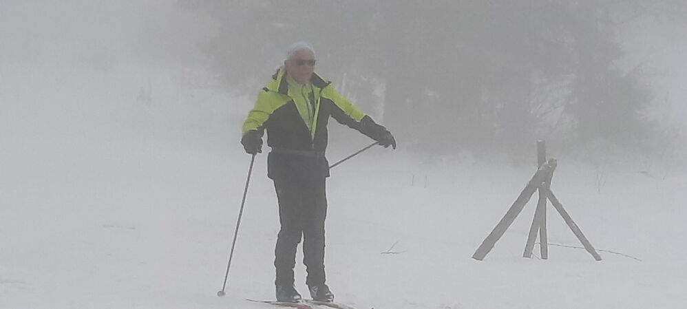Un skieur fantôme sort du brouillard : C'est Jean Louis !!!
