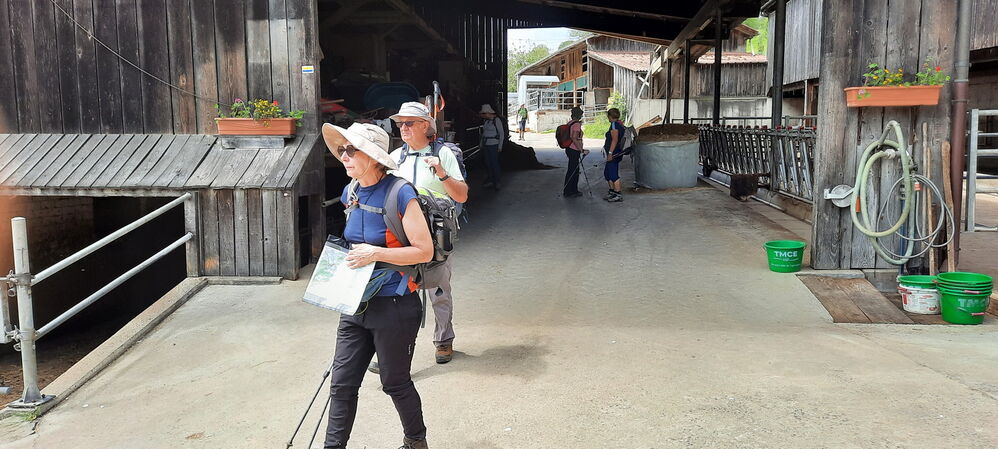 Le chemin traverse les granges de  la ferme Montavon
