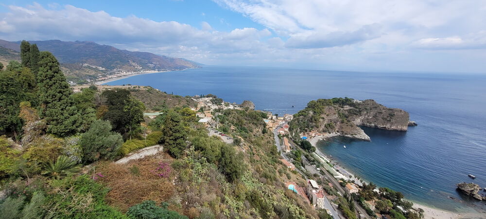 Taormine domine la mer Ionienne
