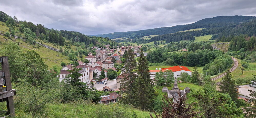 Tour_du_chateau_de_Joux_17.jpg