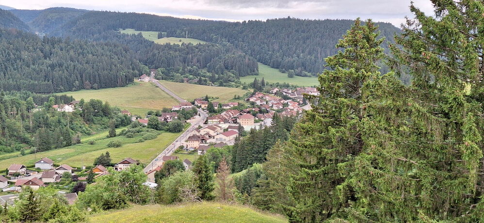 Tour_du_chateau_de_Joux_23.jpg