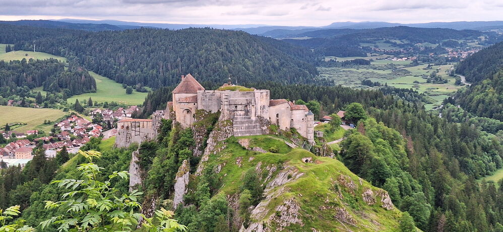 Tour_du_chateau_de_Joux_27.jpg