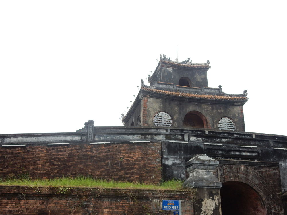 Visite de la citadelle d'HuÃ© Les remparts ont Ã©tÃ© construits de 1804 Ã  1833
