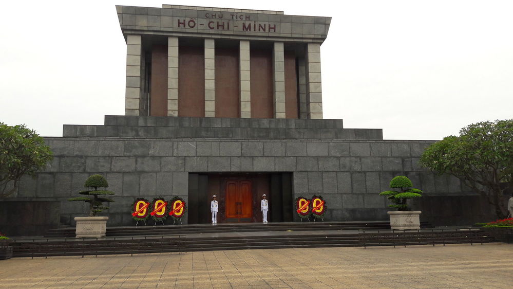L'aprÃ¨s-midi, visite du site Ho Chi Minh : le mausolÃ©e
