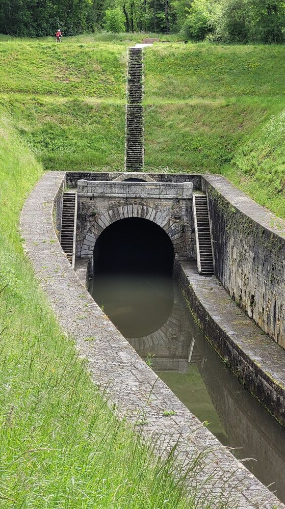 Le tunnel mesure 681m de long pour 6,55m de large et date de 1880
