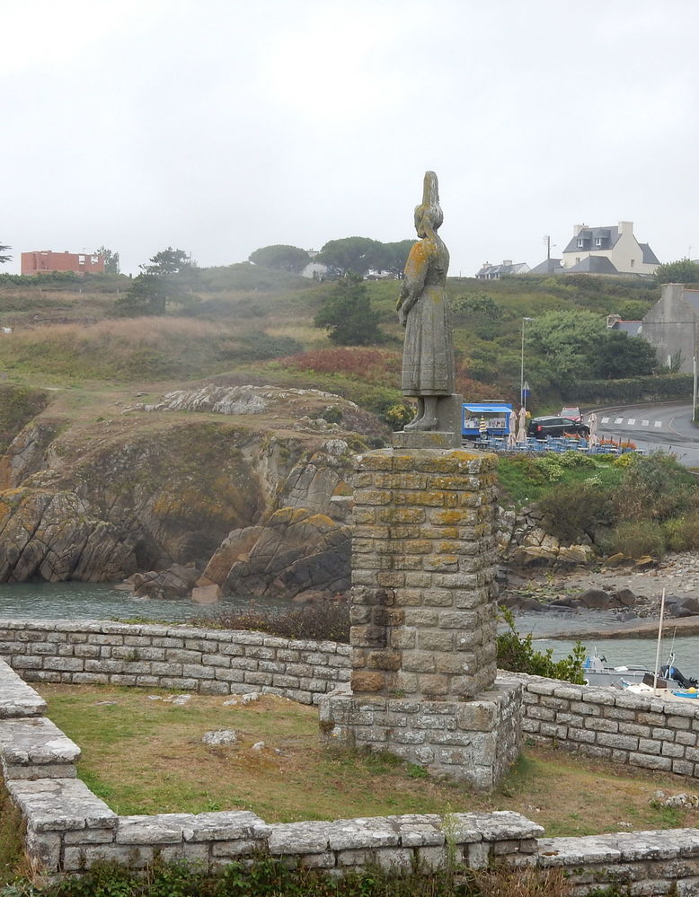 La statue de la BigoudÃ¨ne marque l'entrÃ©e en Pays Bigouden
