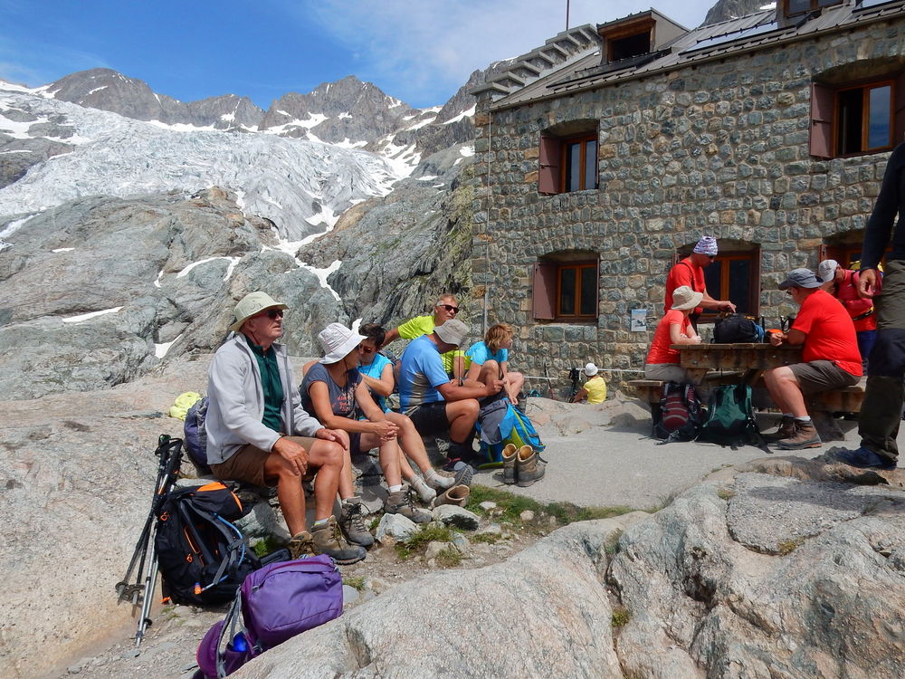 122 - arrivÃ©e au refuge du Glacier Blanc ( 2542m ) pour le pique-nique de midi
