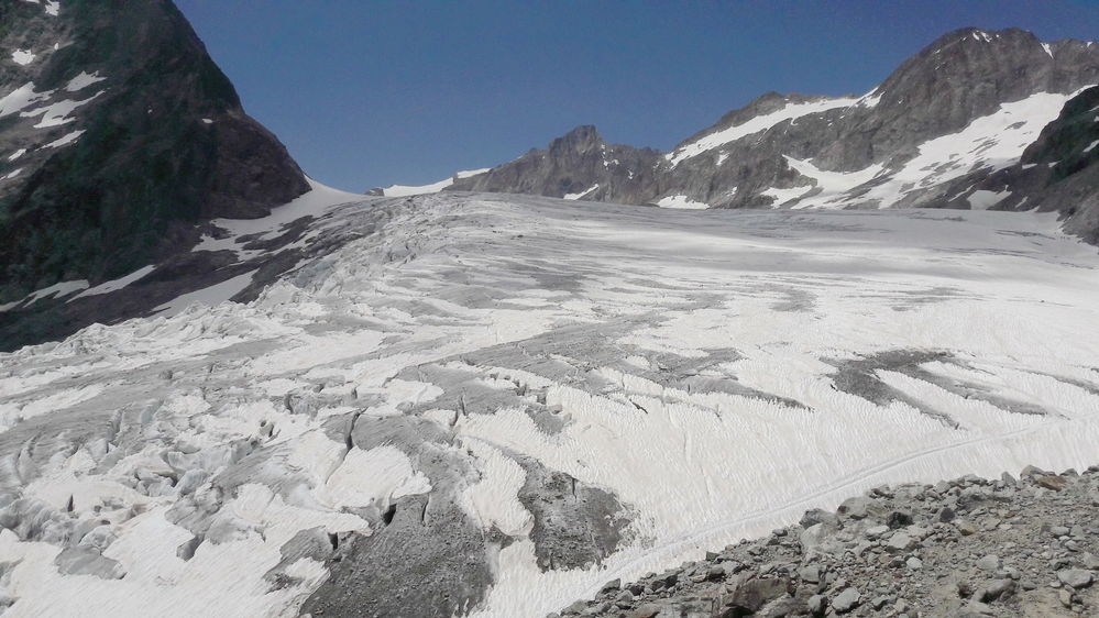 124 - Un petit groupe tentera d'approcher le glacier en montant jusqu'Ã  2800m

