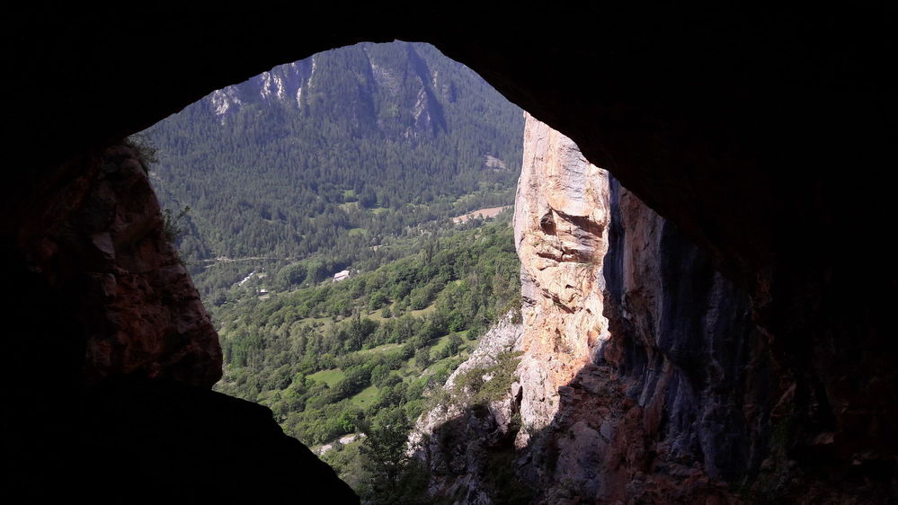 23 - Depuis la grotte, on domine la vallÃ©e de FressiniÃ¨res

